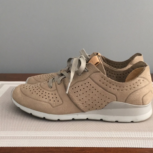 UGG’s casual walking shoe - Picture 2 of 6